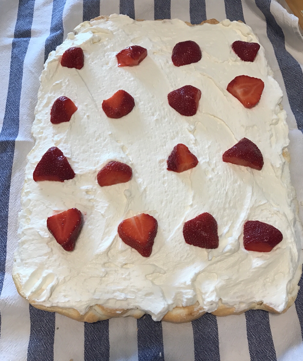 SUGAR FREE PAVLOVA - KETO STRAWBERRY 🍓 PAVLOVA ROLL CAKE - Family On Keto