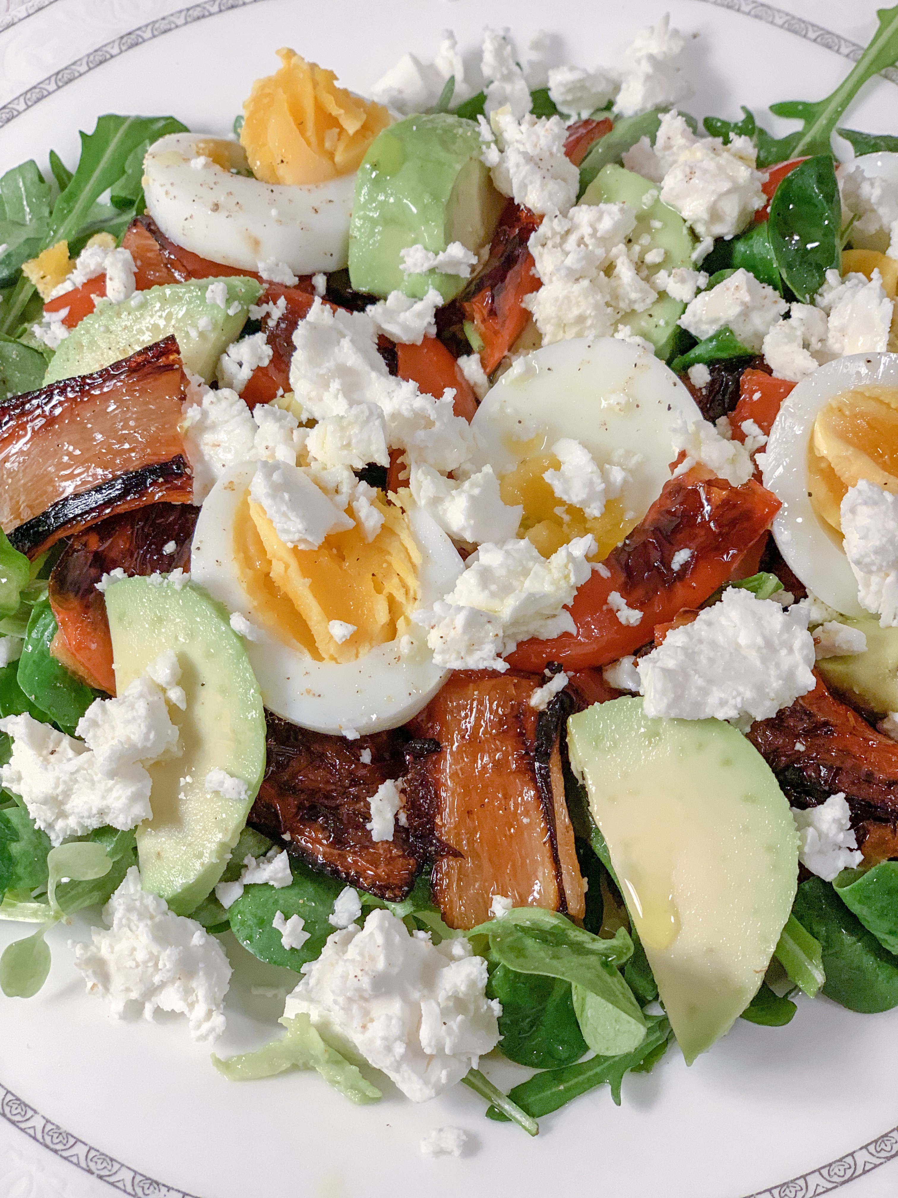 Salad with roasted pepper and feta cheese Family On Keto