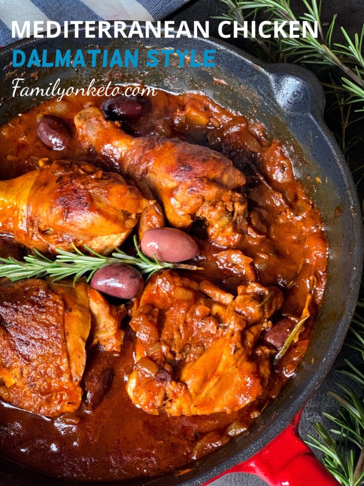 Photo od Mediterranean chicken Dalmatian style in the skillet with olives and rosemary